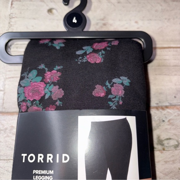 Torrid  Full Length Signature Waist Premium Leggings Sydney Floral Black 4X - Picture 3 of 14